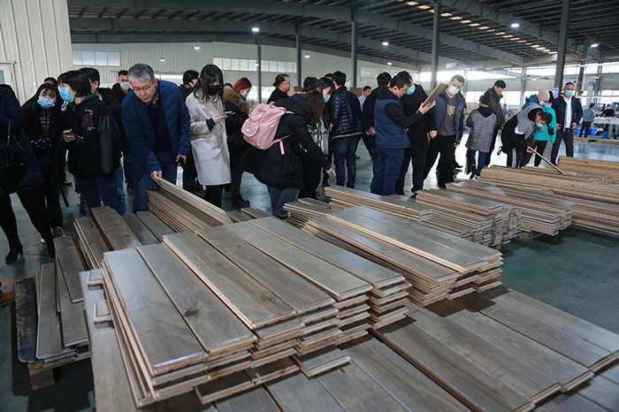 银娱优越会地板生产车间